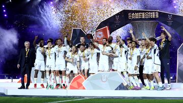 Nacho, capit¨¢n del Real Madrid levanta el trofeo de la Supercopa de Espa?a.