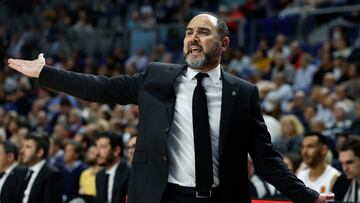 MADRID, 09/03/2023.- El entrenador del Real Madrid Chus Mateo durante el encuentro de EuroLiga entre Real Madrid y Valencia Basket, este jueves en el Wizink Center, en Madrid. EFE/ Juanjo Martín