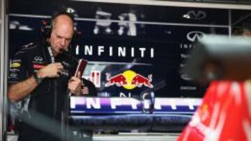 Adrian Newey en el box de Red Bull.