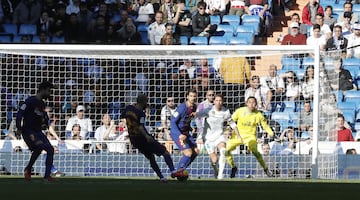 Aleix Vidal scores the last goal of the game after a good pass by Messi.