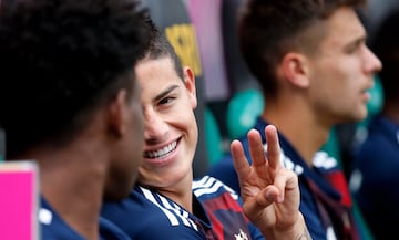 El volante colombiano James Rodríguez, junto al austriaco David Alaba, espera en el banco de suplentes por su debut con la camiseta del Bayern Múnich en la Telekom Cup, en la que su equipo jugará la final de 45 minutos ante el Werder Bremen.