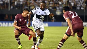 Uruguay's Wanderers player Alejandro Villoldo (L) and Joaquin Noy vies for the ball with Paraguay's Olimpia player Mauricio Cuero during their Libertadores Cup football match at the Defensores del Chaco stadium in Asuncion on January 26, 2018. /