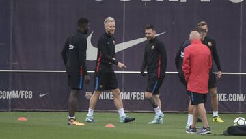 Rakitic, entrenando con sus compa&ntilde;eros antes del partido ante el Getafe.