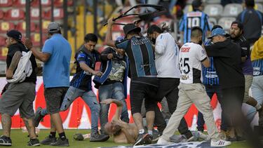 Pelea de fan durante un partido de la Liga MX entre Queretaro y Atlas de Guadalajara