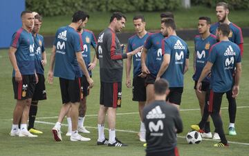 España entrena pensando en el partido contra Marruecos