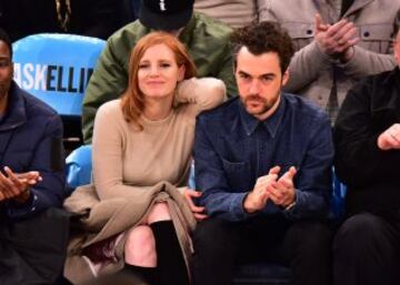 Jessica Chastain y Gian Luca Passi de Preposulo disfrutaron del partido Atlanta Hawks-New York Knicks en el Madison Square Garden.