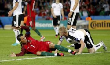 Martin Hinteregger y Cristiano Ronaldo en la jugada del penalti.