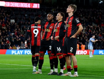 Los jugadores del Bournemouth celebran el gol anotado por Dean Huijsen ante el Tottenham en Premier League.