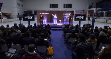 El patinador madrileño y uno de los deportistas más importantes de nuestro deporte se ha despedido oficialmente de la competición en un emotivo acto celebrado en el Palacio de Hielo. Javi se despide de la competición tras conseguir un bronce en los Juegos