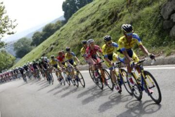 El pelotón durante la decimocuarta etapa de la Vuelta.