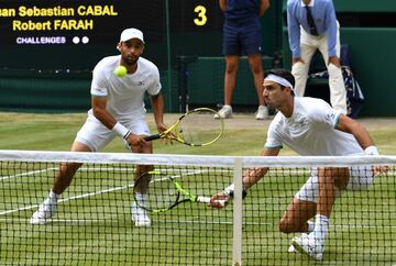 Los colombianos Robert Farah y Juan Sebastián Cabal se coronaron campeones de Wimbledon tras vencer a Mahut y Vasselin por 6-7, 7-6, 7-6, 6-7 y 6-3.