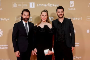 El actor y productor Carlo D'Ursi (i) y parte de su equipo posa en la alfombra roja de la 30 edición de los Premios José María Forqué, en el Palacio Municipal de IFEMA.