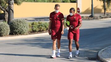 De Jong y Kound&eacute;, en Lagos.