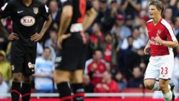 <b>CINCO MINUTOS FATALES.</b> El Atlético perdió el partido merced a los dos goles de Arshavin en los últimos cinco minutos.