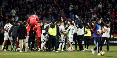 El conjunto del Albacete celebra la clasificación para los cuartos de final tras ganar el Rel Madrid.