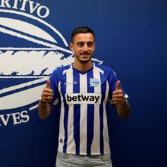 El Alavés presentó a Joselu: "Tenía ganas de volver a España"