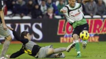 <b>DE VACÍO. </b>El sueco Rosenberg sigue negado con el gol. Ayer tuvo otra oportunidad solo, mano a mano, frente a Kameni. Aquí, Forlín intenta frenar su disparo desde la frontal.