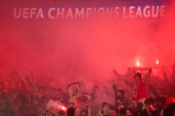 El rbitro alemn detiene el encuentro por las bengalas y el humo en uno de los fondos del estadio Do SL Benfica.