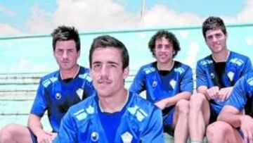 <b>PASO A LA CANTERA. </b>Pedro (delante), Miñano, Salero, Cristian y Forte (de izquierda a derecha) posaron ayer para AS en Villafranqueza. Los canteranos apuntan al Hércules.
