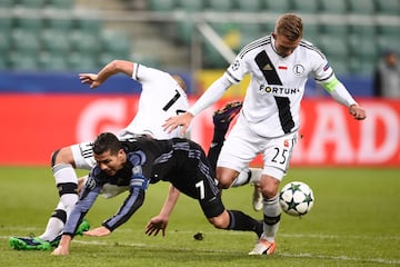 Cristiano Ronaldo cede ante Adam Hlousek y Jakub Rzezniczak.