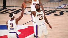 LeBron James felicita a Rajon Rondo con Kyle Kuzma de fondo durante el tercer partido de las semifinales de la Conferencia Oeste de los playoffs de la NBA 2020, que han enfrentado a Houston Rockets y Los Angeles Lakers