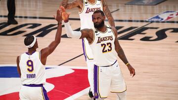 LeBron James felicita a Rajon Rondo con Kyle Kuzma de fondo durante el tercer partido de las semifinales de la Conferencia Oeste de los playoffs de la NBA 2020, que han enfrentado a Houston Rockets y Los Angeles Lakers