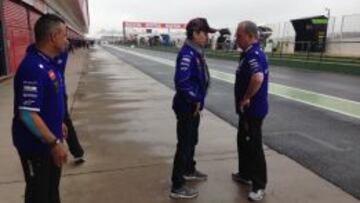 Jorge Lorenzo hablando con Ramón Forcada en el pit lane del circuito de Termas de Río Hondo.