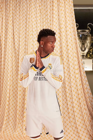 Vinícius Júnior, delantero del Real Madrid con la equipación para la temporada 23/24.