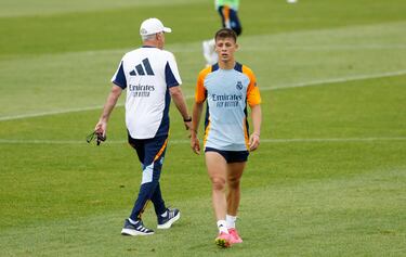 Arda Güler durante la sesión de entrenamiento en las instalaciones de la Universidad de Illinois en Chicago.