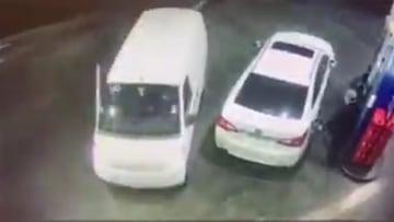 Una banda de ladrones intenta robar el coche a un hombre: su reacción fue de genio total