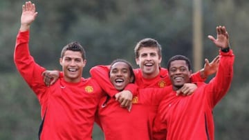 Cristiano Ronaldo, Anderson, Gerard Piqué y Patrice Evra bromeando en un entrenamiento del Manchester United.