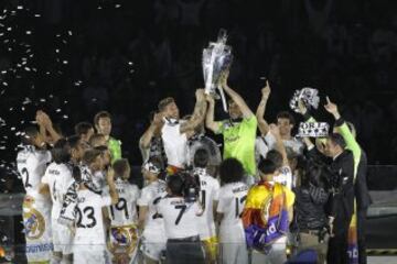 Los jugadores del Real Madrid posan con el trofeo en el estadio Santiago Bernabéu.