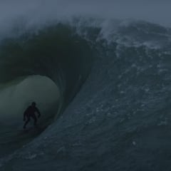 Surfean olas gigantes y oscuras en un lugar secreto de Portugal