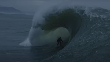 Una ola gigante en un día oscuro en Portugal.