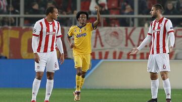 Juan Cuadrado abre el marcador ante Olympiacos para la victoria de Juventus.