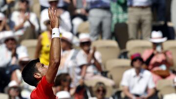 Paris (France), 29/05/2023.- Novak Djokovic of Serbia reacts after winning against Aleksandar Kovacevic of the USA in their Men's Singles first round match during the French Open Grand Slam tennis tournament at Roland Garros in Paris, France, 29 May 2023. (Tenis, Abierto, Abierto, Francia, Estados Unidos) EFE/EPA/YOAN VALAT
