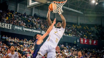 BILBAO, 12/10/2025.- El pívot angoleño del San Pablo Burgos Silvio De Sousa (d) intenta anotar ante el ala-pívot esloveno del Surne Bilbao Basket, Martin Krampelj (i), durante el partido de la Liga Endesa de baloncesto disputado este domingo en el Bilbao Arena de la capital vizcaína. EFE/Javier Zorrilla