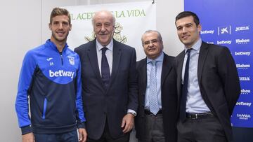 Rub&eacute;n P&eacute;rez, Del Bosque, Antonio Mayoralas y Mart&iacute;n Ortega, en el acto.