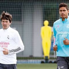 Varane ya pisa el césped