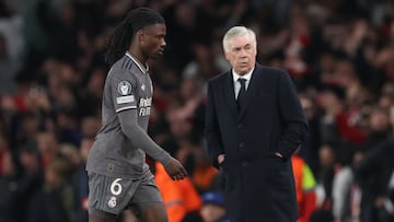 Camavinga se retira tras ser expulsado en el partido de ida contra el Arsenal.