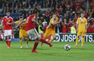 Gareth Bale anotó el gol 4-0 de penalti para Gales frente a Moldavia