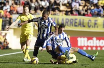 Los jugadores del Villarreral Denis Sheryshev, y Jaume Costa (en el suelo) y los del Deportivo de La Corula Ivan Caleiro, José Rodríguez, durante el partido de la decimcosexta jornada de la Liga BBVA
