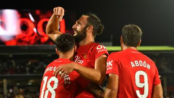 PALMA DE MALLORCA (ISLAS BALEARES), 26/09/2023.- El delantero kosovar Vedat Muriqi (c) celebra el gol 1-0 ante el FC Barcelona este martes, durante el partido de LaLiga, entre el RCD Mallorca y el FC Barcelona, en Son Moix, Palma de Mallorca. EFE/ Miquel A. Borr¨¤s