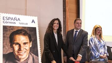 La Directora de la Fundación Rafa Nadal, María Francisca Perelló; la Directora de Filatelia de Correos, Leire Díez; y el presidente de Correos, Juan Manuel Serrano, durante la presentación del 'Pack Filatélico Solidario Fundación Rafa Nadal'.