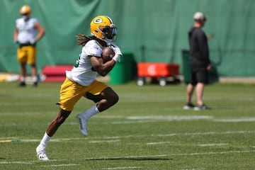 ASHWAUBENON, WISCONSIN - JUNE 09: Aaron Jones #33 of the Green Bay Packers works out during training camp at Ray Nitschke Field on June 09, 2021 in Ashwaubenon, Wisconsin. Stacy Revere/Getty Images/AFP