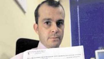 <b>ACUSACIÓN. </b>El árbitro José Manuel Arcas, con la denuncia.