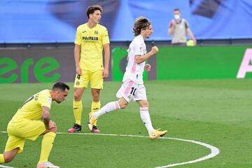 Real Madrid y Atlético llegan a la última jornada de Liga con opciones de ganar el título de Liga. Los primeros se miden al Villarreal en Valdebebas, los segundo al Valladolid en Zorrilla. Curiosamente, son partidos paralelos: al primer gol del Valladolid le sigue uno del Villarreal. Tanto rojiblancos como madridistas remontan sus partidos. Al Madrid le faltan dos puntos para adjudicarse el título liguero, que se va a Canillejas, al Metropolitano.