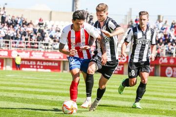 Renato Santos cotrola el balón perseguido por Connor y Leandro.