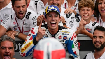 Márquez celebra su victoria en Misano con el equipo Gresini.