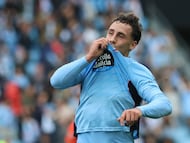 Pablo Durán besa el escudo del Celta tras marcar ante la Real Sociedad en Balaídos